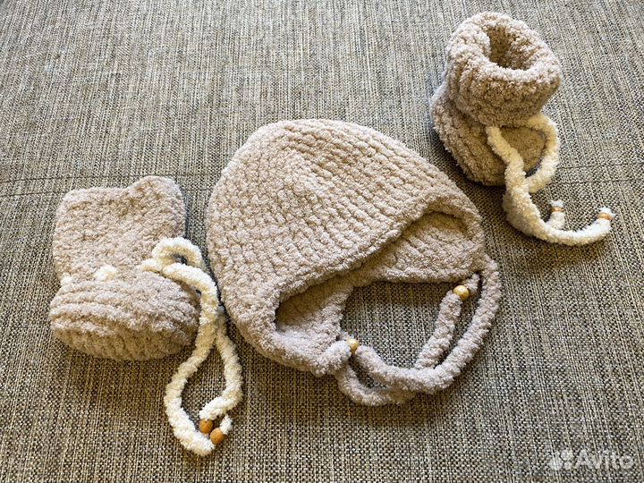 Шапочка и пинетки для новорожденного