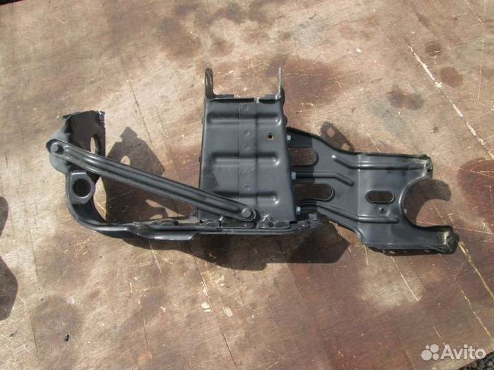 Кронштейн усилителя бампера левый Mercedes-Benz