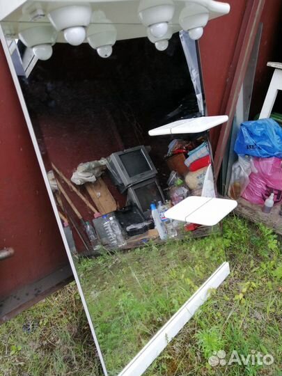 Продам зеркало с полочками