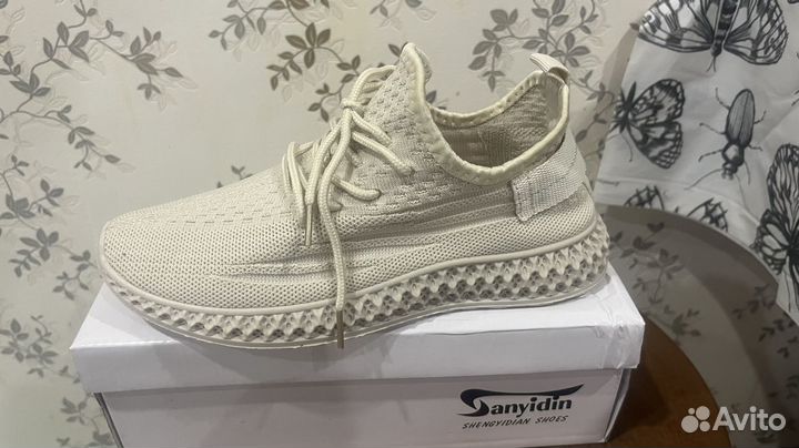 Кроссовки женские