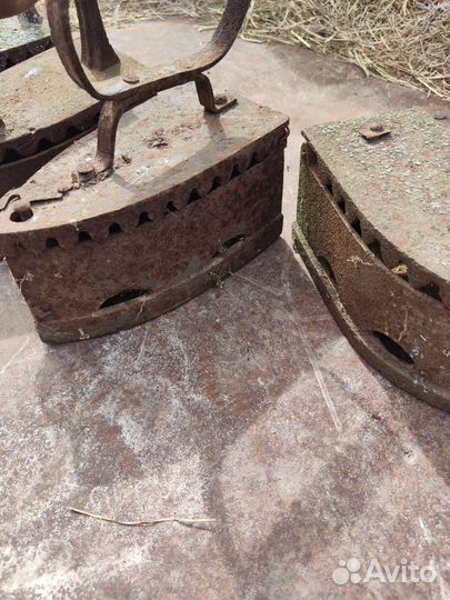 Старинный угольный утюг