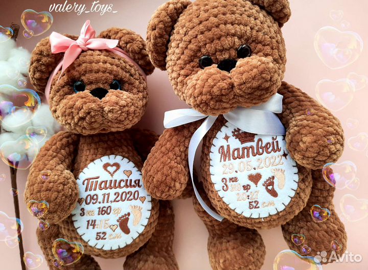 Вязаная игрушка мишка ручной работы с метрикой