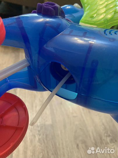 Игрушка пускает мыльные пузыри