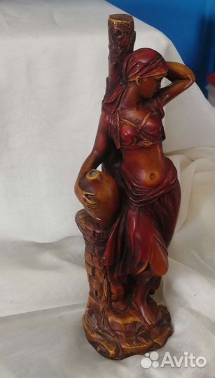 Статуэтка девушка с кувшином