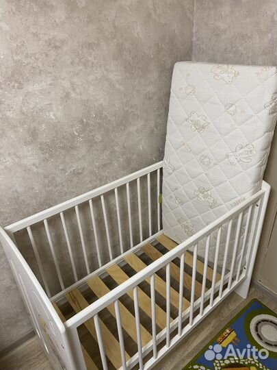 Детская кроватка с маятником