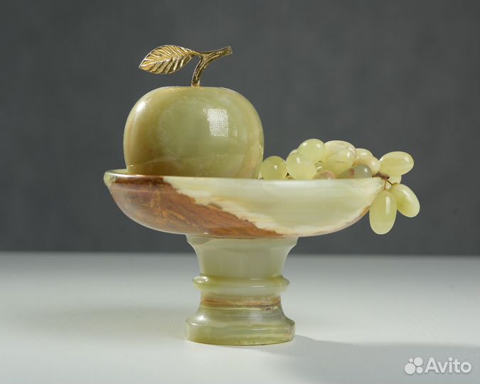 Ваза с яблоком и виноградом из натурального оникса