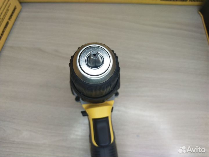 Дрель шуруповерт Dewalt DCD701