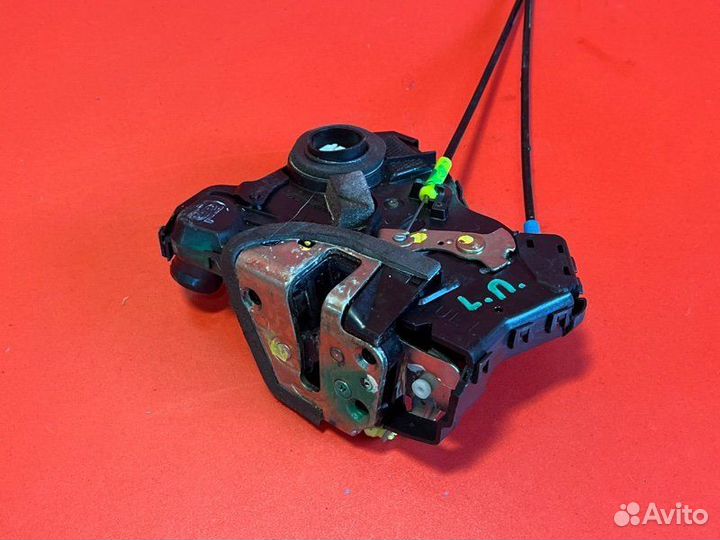 Замок двери передний левый Toyota Avensis ZZT251L