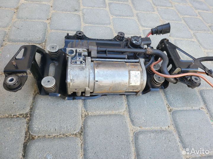 Мало б.у насос подкачки подвески Audi A8 D4