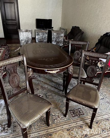 Стол и стулья