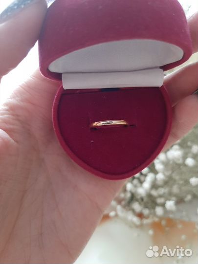 Золотое кольцо с бриллиантом