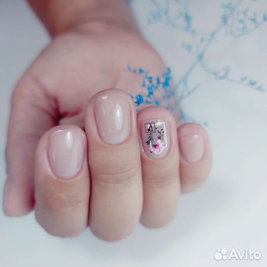 Мастер маникюра в студии