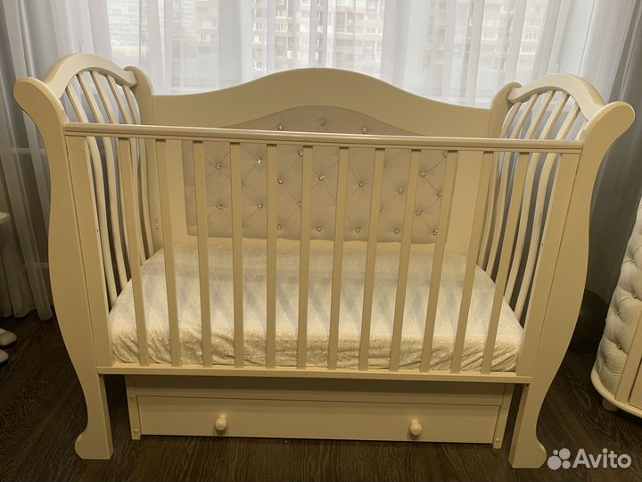 Детская кроватка с маятником и ящиком