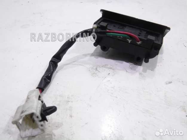 Кнопка открывания лючка бензобака