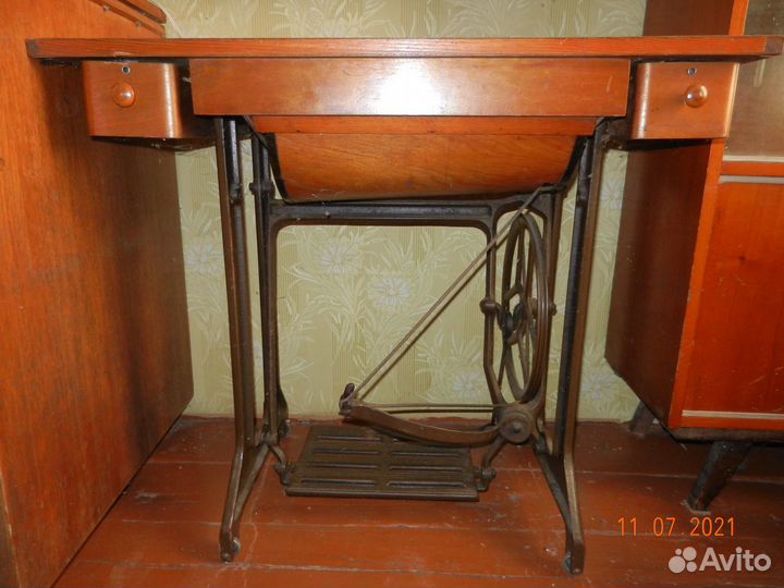 Швейная машинка, ножная, 30-е - 50-е годы выпуска