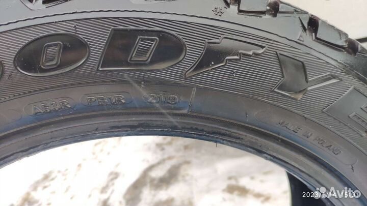 Goodyear Ultragrip 600 215/55 R17 98T