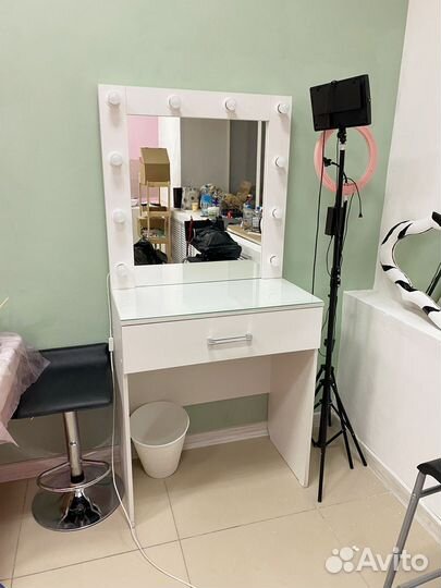 Гримерный столик с зеркалом и подсветкой
