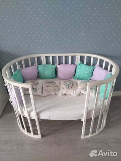 Детская кроватка с маятником круглая