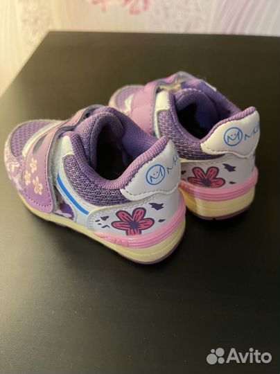 Кроссовки для девочки 20 размер, тапочки в подарок