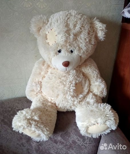 Большой плюшевый мишка поёт песенку