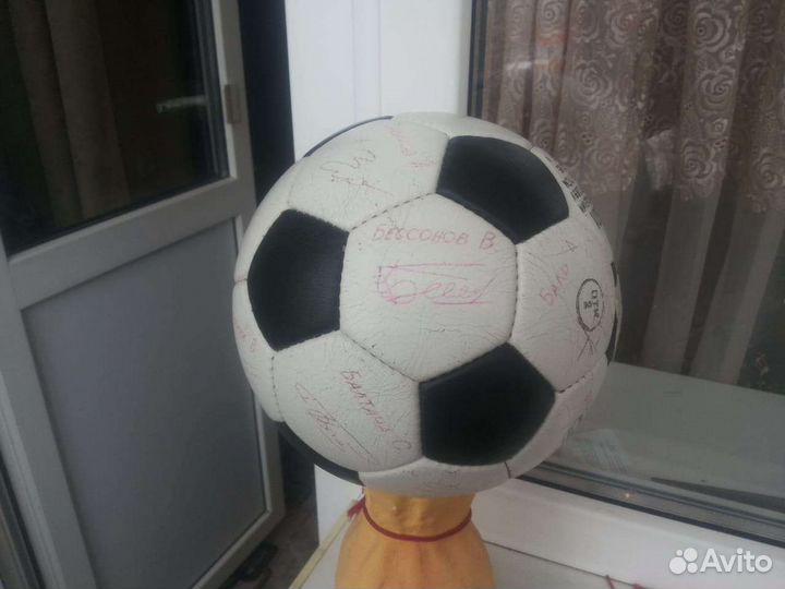 Футбольный мяч с автографами