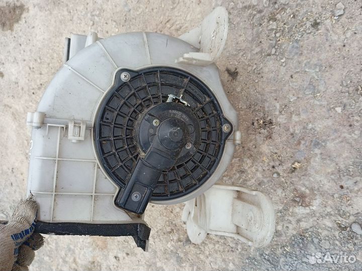 Моторчик печки в корпусе mazda 6gg