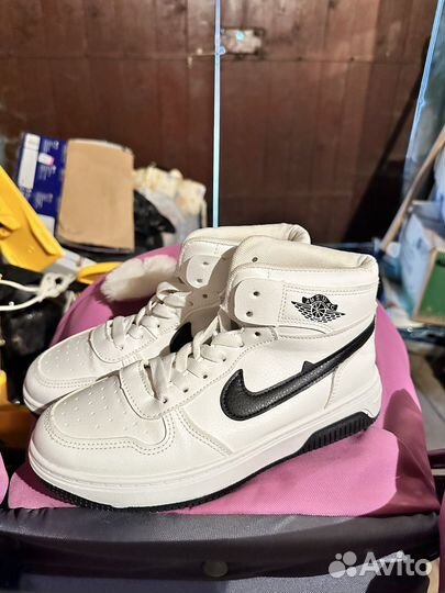 Кроссовки женские