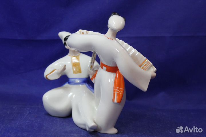 Фарфоровая статуэтка Русский танец перепляс бубном