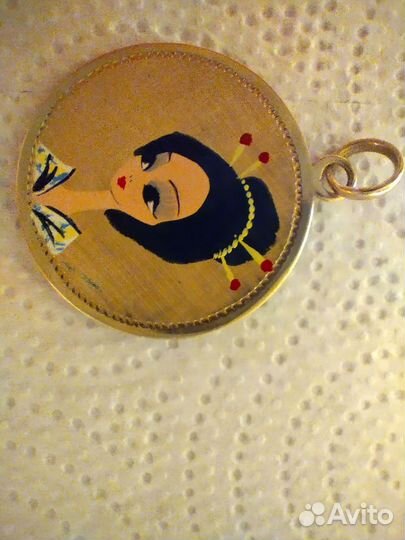 Золотой кулон с девушкой