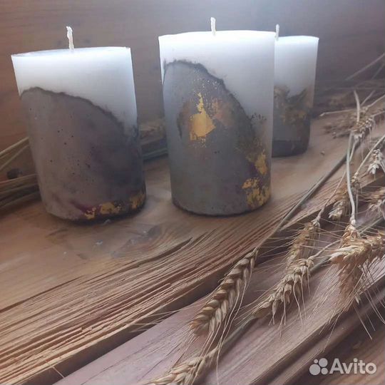 Свечи на бетонном основании