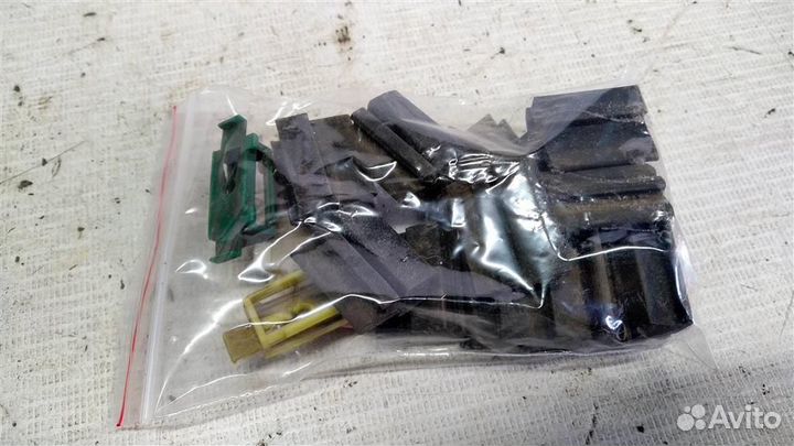 Пистон молдинга крыши Nissan Micra K11E