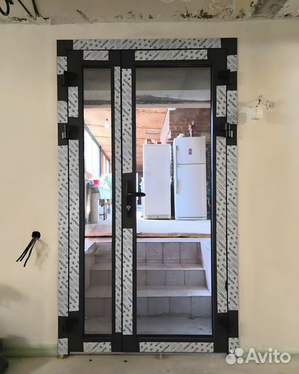 Стеклянные двери алюминиевые