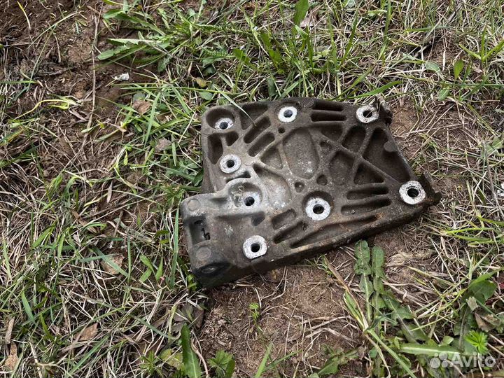 Кронштейн генератора Nissan March K11