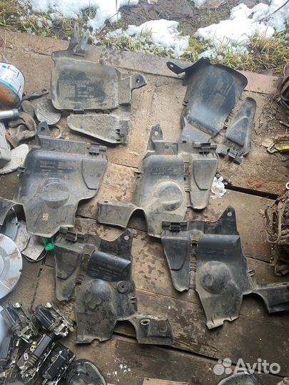 Пыльник двигателя боковой рено дастер