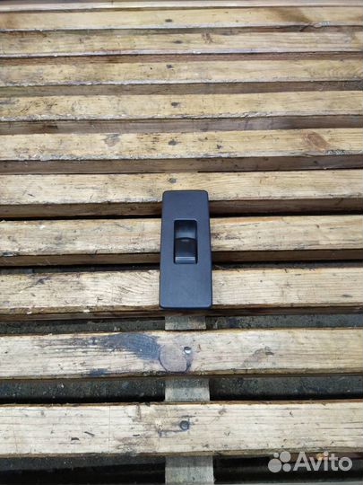 Кнопка стеклоподъемника двери задней левой Nissan