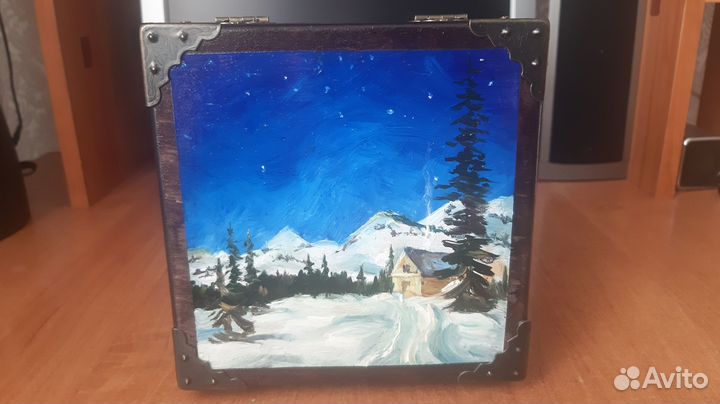 Деревянная шкатулка