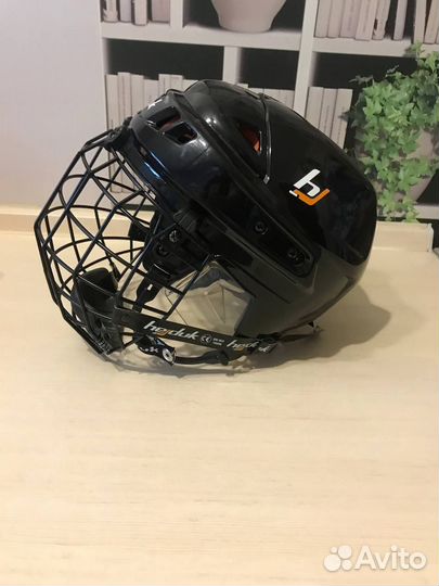 Хоккейный шлем