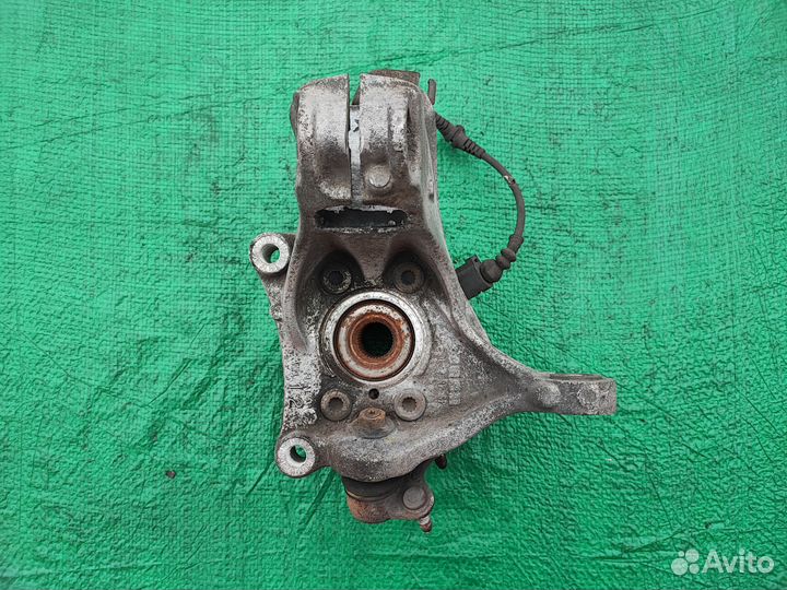 Кулак передний правый VW Passat CC, B6, B7