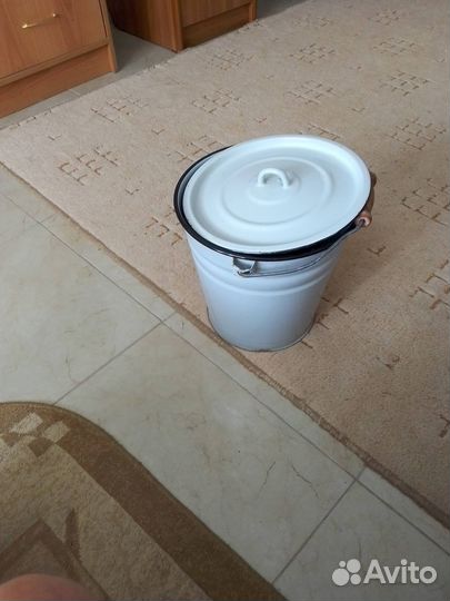 Эмалированное ведро с крышкой