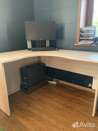 Эргономичный письменный стол