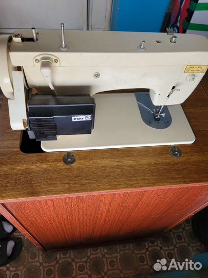 Швейная машинка Чайка 142м бу