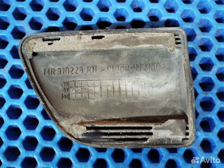 Молдинг переднего правого крыла Mitsubishi carisma