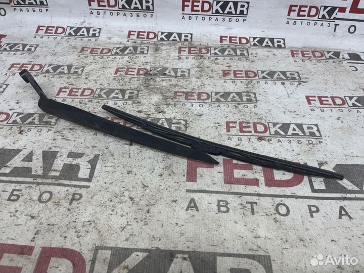 Поводок стеклоочистителя передний правый LADA