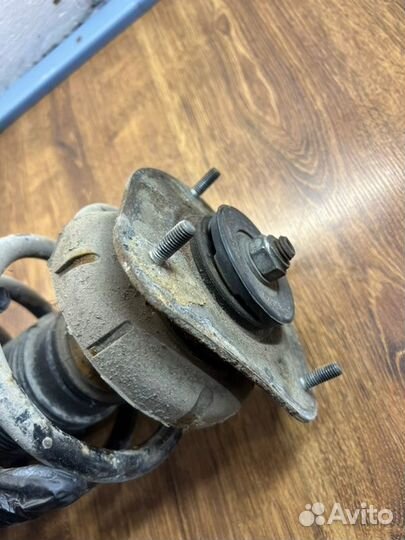 Стойка подвески передняя левая Volvo Xc90