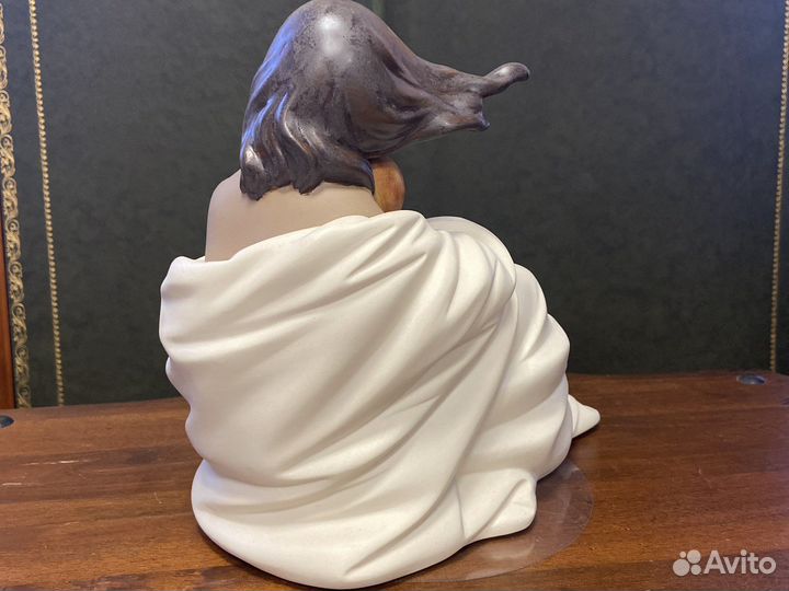 Фарфоровая статуэтка
