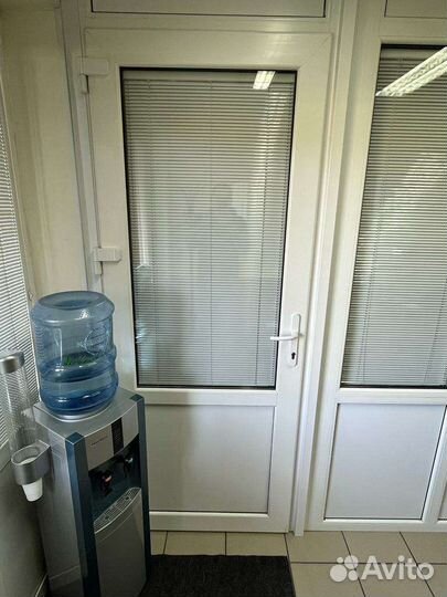 Дверь пластиковая со стеклом