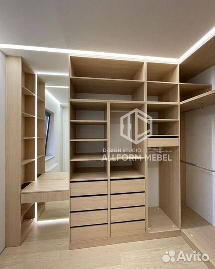 Открытый шкаф в гардеробную