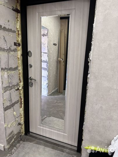 Дверь входная металлическая с зеркалом 960/2050