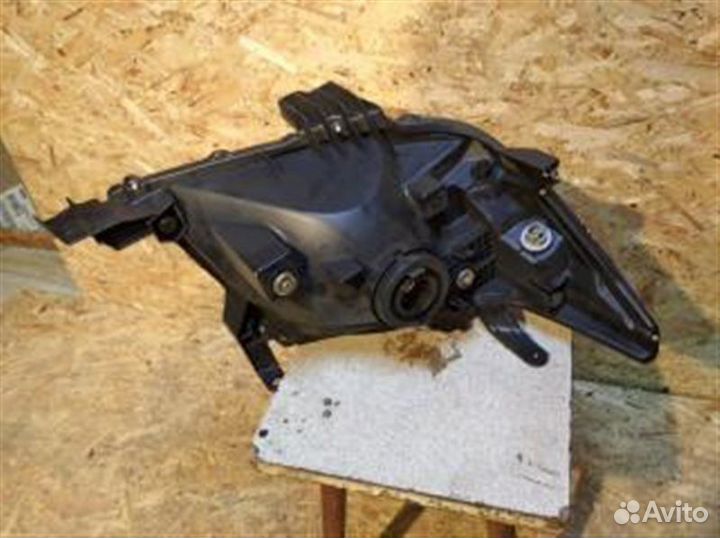 Фара левая Toyota Hilux 2011