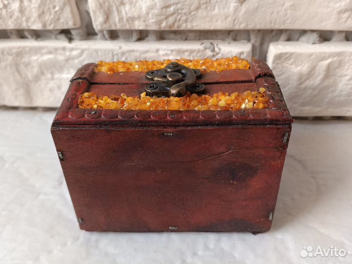 Шкатулка сундучок с янтарем
